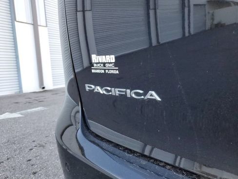 Used 2024 Chrysler Pacifica Touring-L image 7