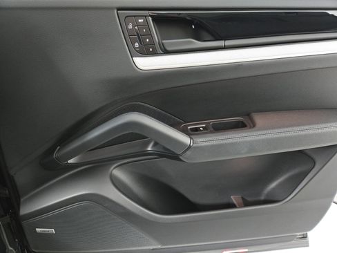 Used 2025 Porsche Cayenne Coupe image 19