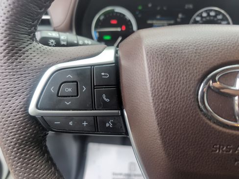 Certified 2024 Toyota Sienna Platinum image 19