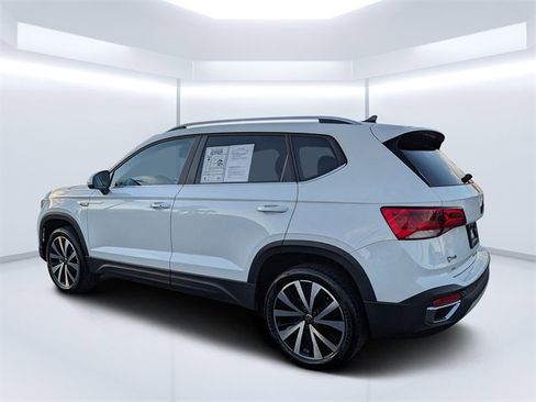 Certified 2024 Volkswagen Taos SE image 5