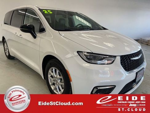 Used 2025 Chrysler Pacifica Select image 1