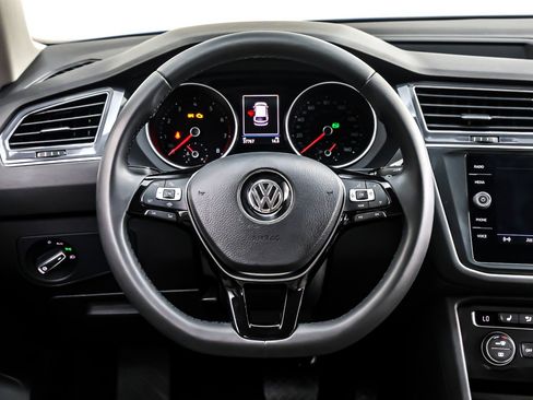 Used 2020 Volkswagen Tiguan SE image 18
