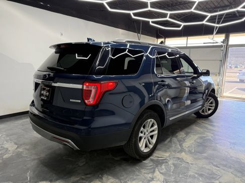 Used 2017 Ford Explorer XLT image 5