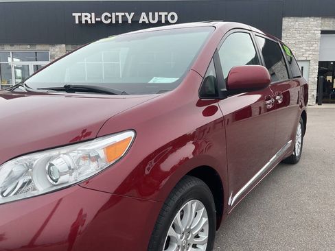 Used 2015 Toyota Sienna XLE FWD image 2