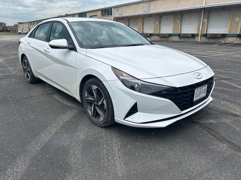 Used 2023 Hyundai Elantra SEL w/ Convenience Package FWD image 4