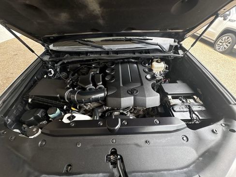 Used 2018 Toyota 4Runner SR5 AWD/4WD image 30
