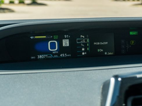 Used 2021 Toyota Prius XLE FWD image 22