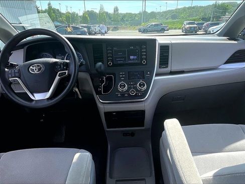 Used 2019 Toyota Sienna L w/ Carpet Mat Package FWD image 19