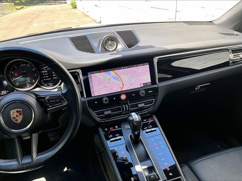 Certified 2023 Porsche Macan AWD/4WD image 10