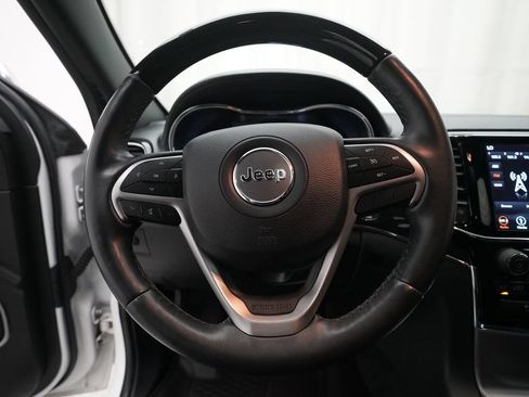 Used 2019 Jeep Grand Cherokee Overland AWD/4WD image 4