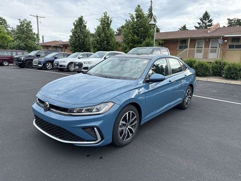 Used 2025 Volkswagen Jetta SE w/ Sunroof Package FWD image 2