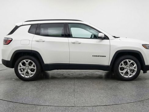 Used 2025 Jeep Compass Latitude image 8
