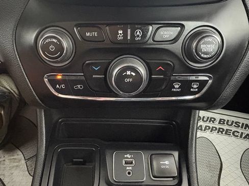 Used 2020 Jeep Cherokee Latitude FWD image 26