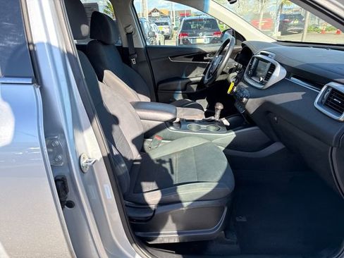 Used 2017 Kia Sorento AWD w/ LX Convenience Package image 17