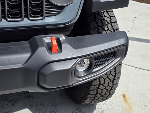 Used 2025 Jeep Gladiator Mojave w/ Convenience Group AWD/4WD image 32