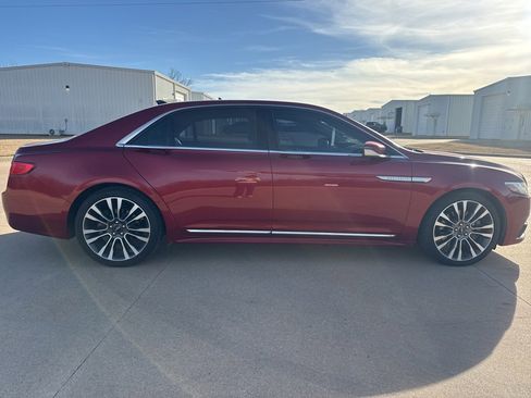 Used 2019 Lincoln Continental Select image 4