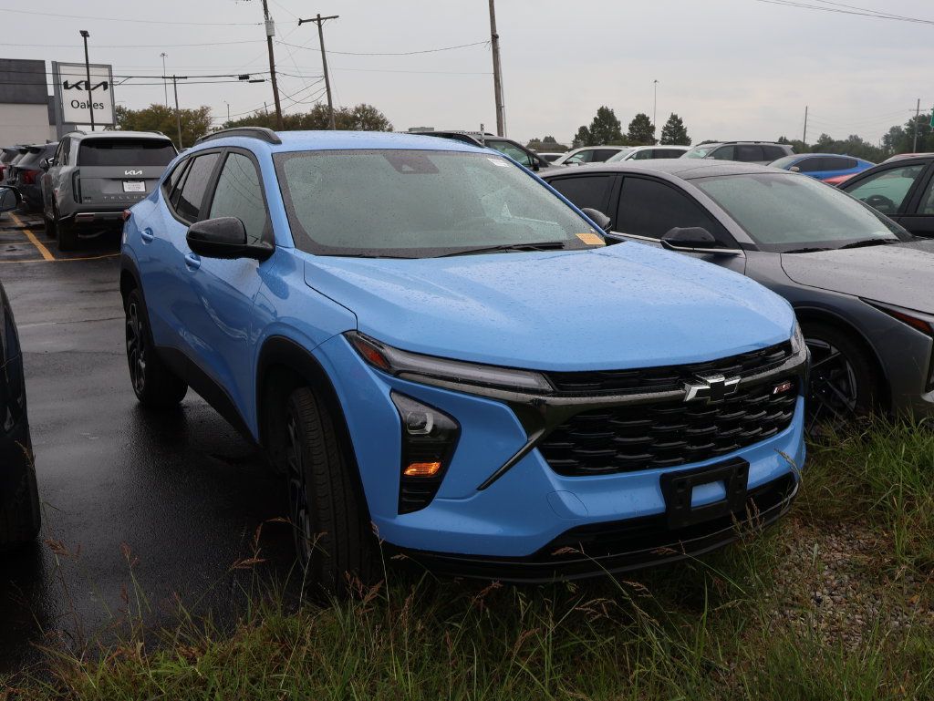 Used 2024 Chevrolet Trax RS w/ Driver Confidence Package FWD image 2