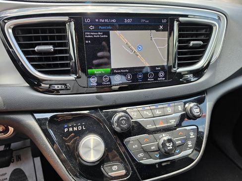 Used 2019 Chrysler Pacifica Touring-L Plus w/ Advanced Safetytec Group FWD image 12