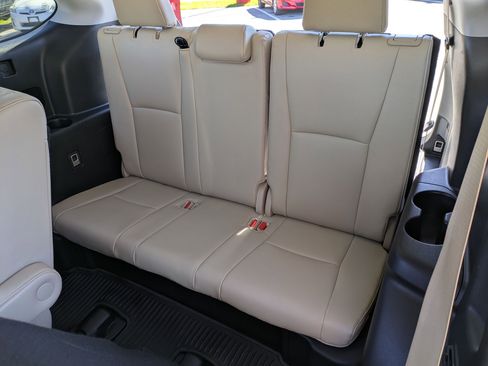 Used 2023 Toyota Highlander image 19