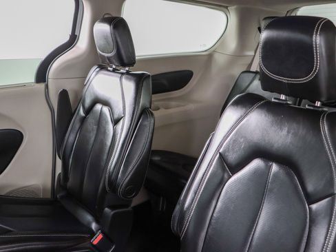 Used 2023 Chrysler Pacifica Touring-L FWD image 24