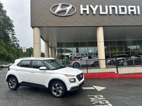 Certified 2025 Hyundai Venue SEL FWD image 1