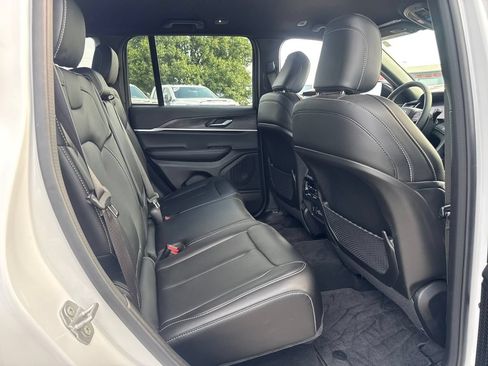 Used 2025 Jeep Grand Cherokee Limited AWD/4WD image 13