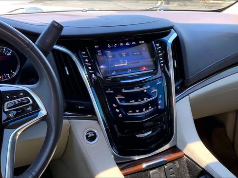 Used 2017 Cadillac Escalade Luxury AWD/4WD image 7