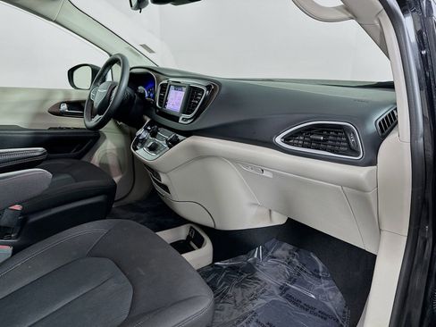 Used 2023 Chrysler Voyager LX image 29