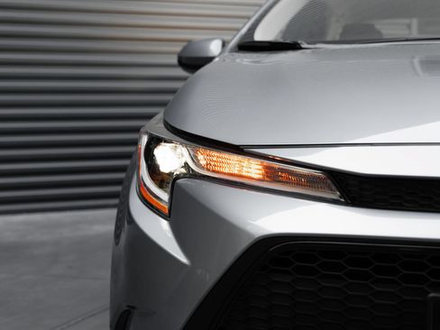 Used 2020 Toyota Corolla LE w/ Carpet Mat Package (TMS) FWD image 33