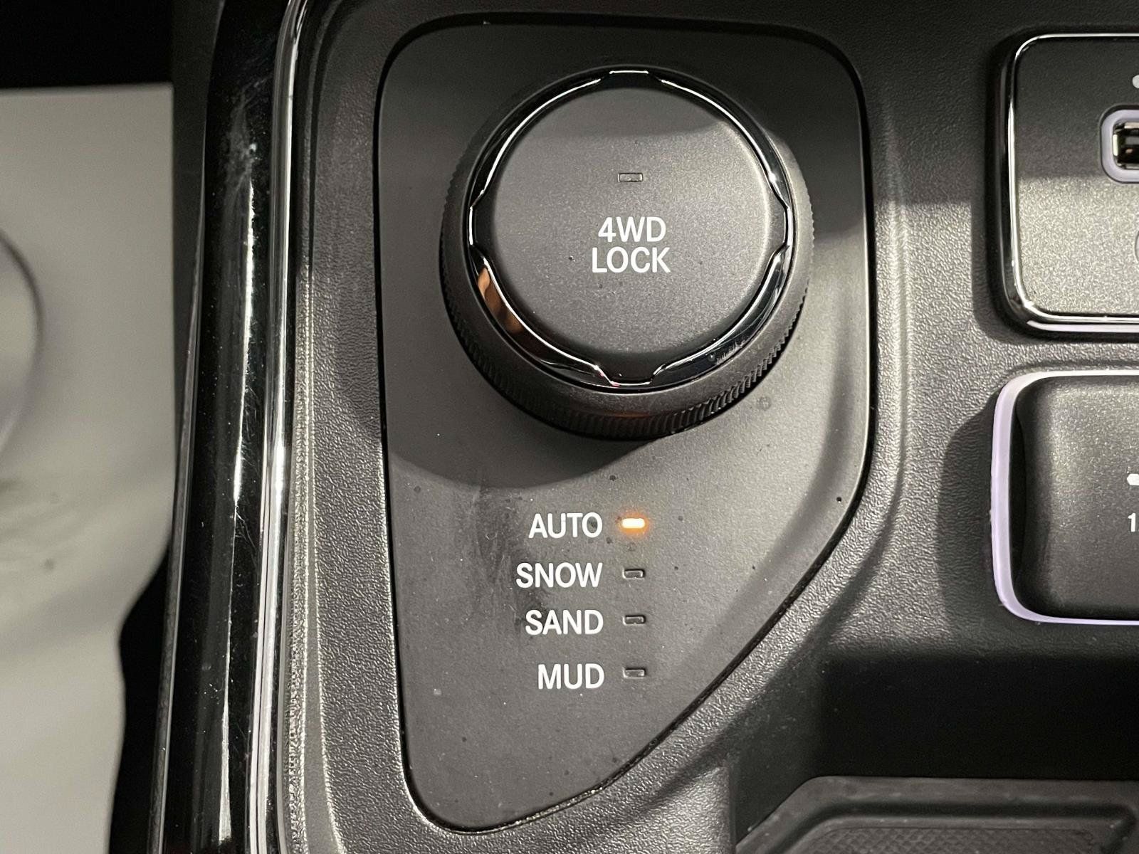 Certified 2017 Jeep Compass Limited w/ Navigation Group AWD/4WD image 31