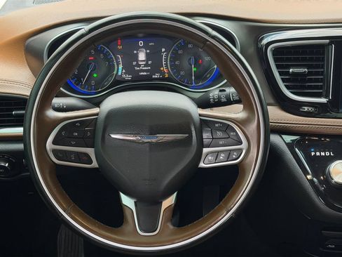 Used 2017 Chrysler Pacifica Limited FWD image 24