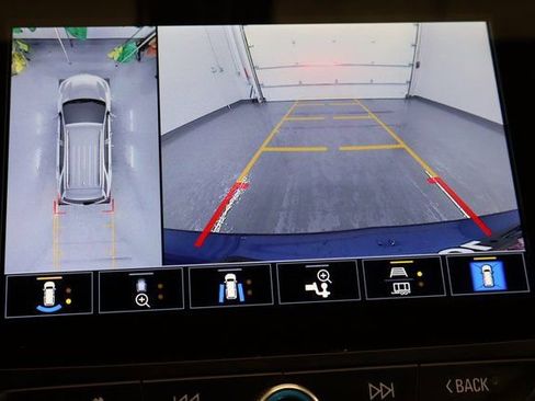 Used 2024 Chevrolet Equinox RS w/ RS Leather Package image 29