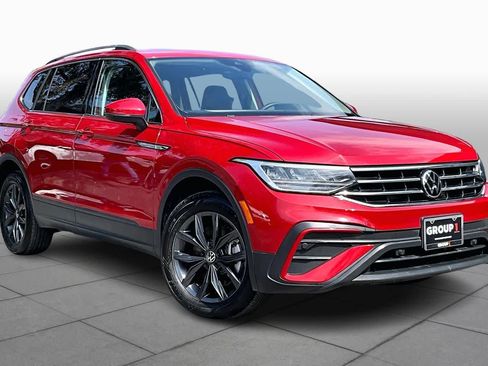 Certified 2023 Volkswagen Tiguan SE w/ Panoramic Sunroof Package image 3