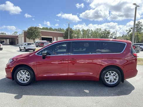 New 2026 Chrysler Pacifica Select image 5