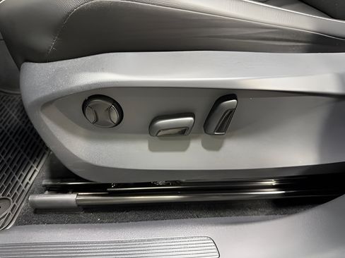 Used 2022 Volkswagen Tiguan SE w/ Panoramic Sunroof Package FWD image 12