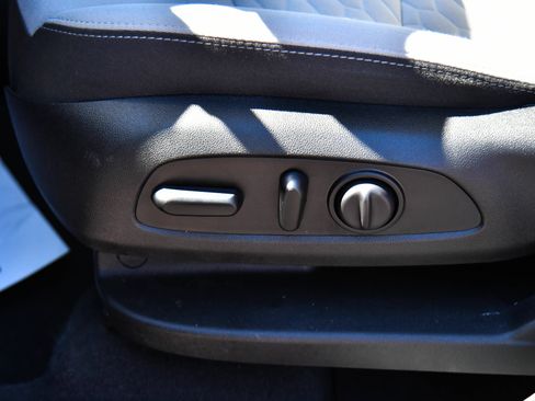 Used 2019 Chevrolet Equinox LT FWD image 17