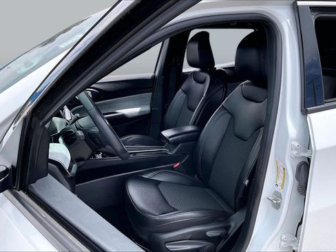 Used 2024 Jeep Compass Latitude AWD/4WD image 8