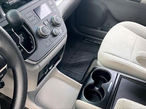Used 2017 Toyota Sienna LE image 22
