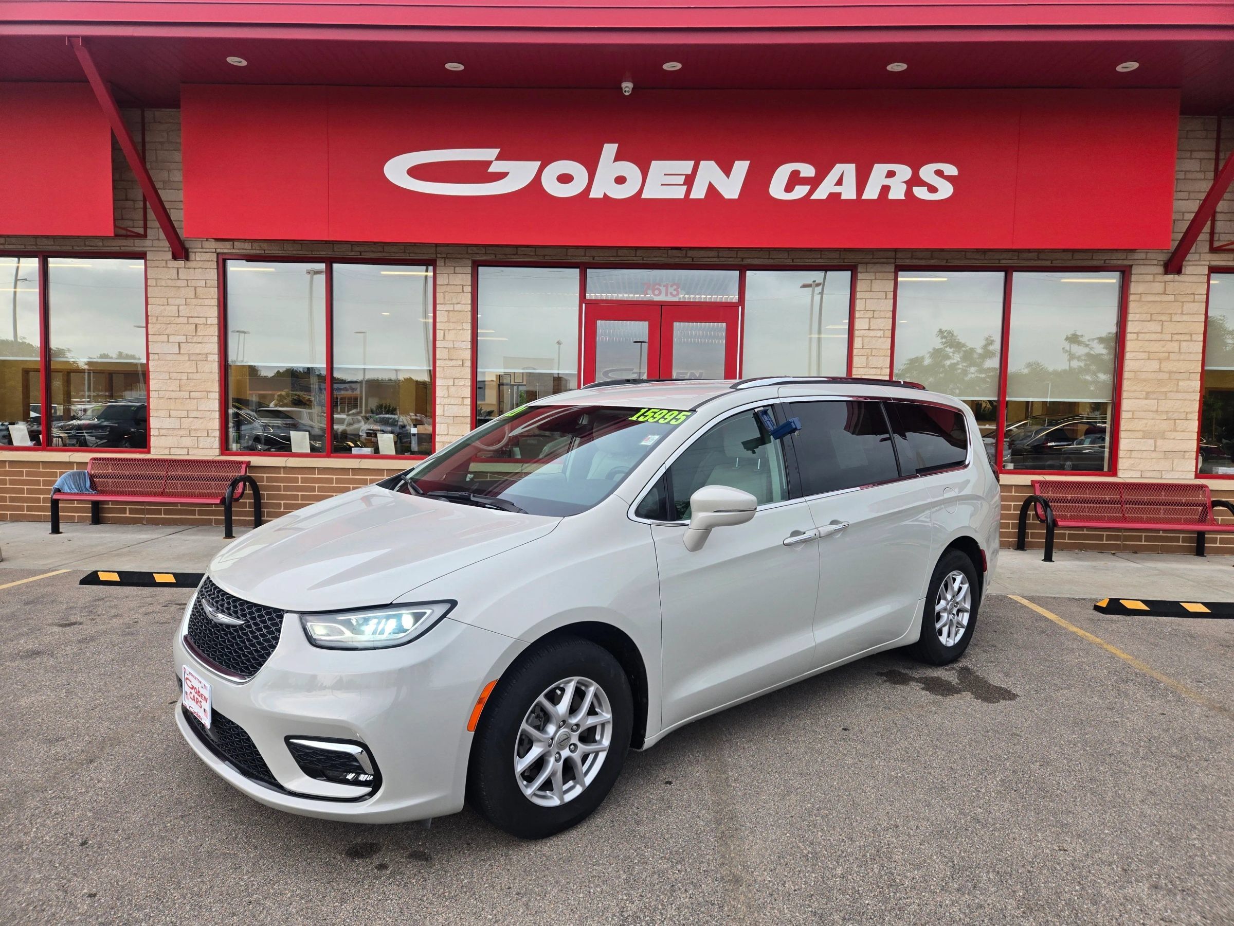 Used 2021 Chrysler Pacifica Touring-L FWD image 1