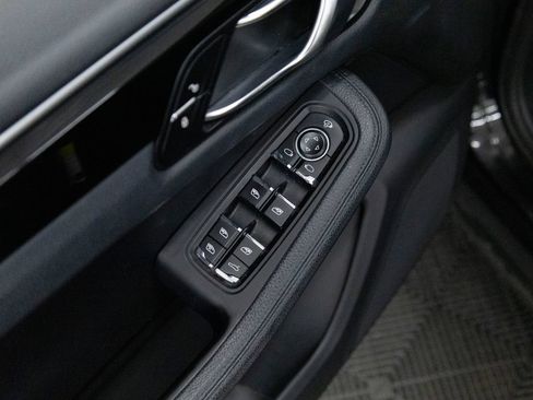 Certified 2018 Porsche Macan AWD/4WD image 22