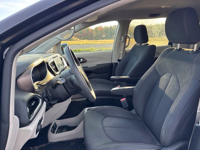 Used 2017 Chrysler Pacifica Touring FWD image 7