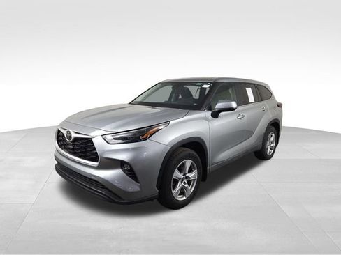 Used 2025 Toyota Highlander LE AWD/4WD image 2
