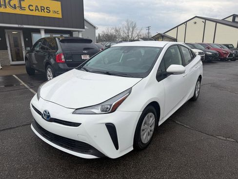Used 2021 Toyota Prius LE image 2