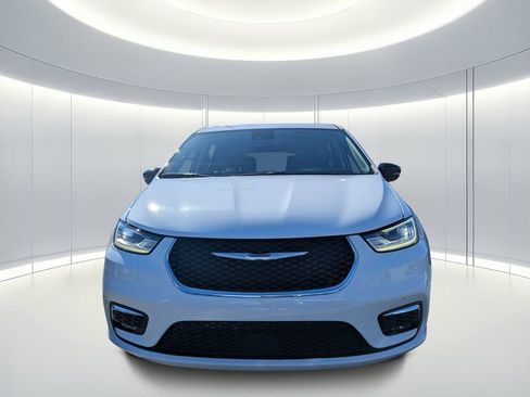 Certified 2024 Chrysler Pacifica Select image 9