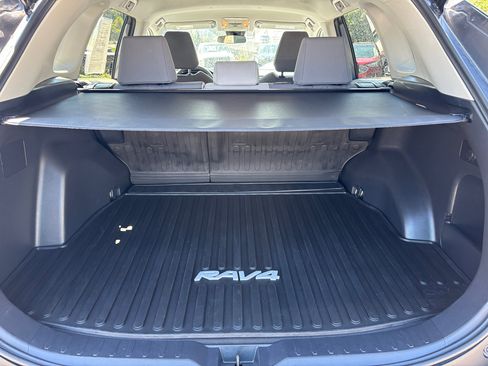 Used 2021 Toyota RAV4 XLE image 10