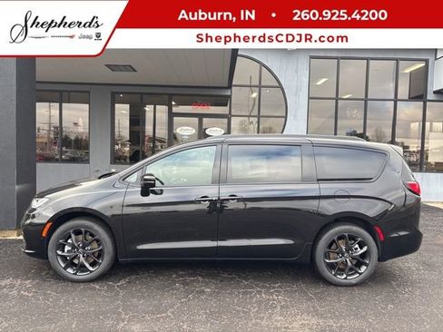 New 2026 Chrysler Pacifica Limited w/ S Appearance Package image 1