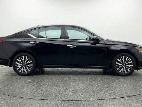 Used 2025 Nissan Altima 2.5 SV FWD image 11