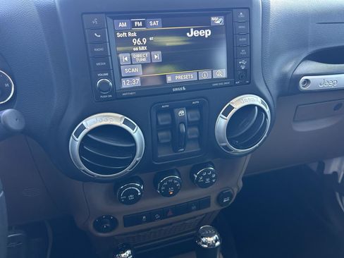 Used 2016 Jeep Wrangler Unlimited Sahara w/ Max Tow Package AWD/4WD image 4
