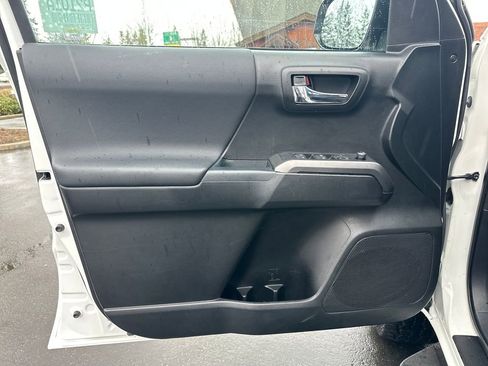 Used 2017 Toyota Tacoma SR5 image 11