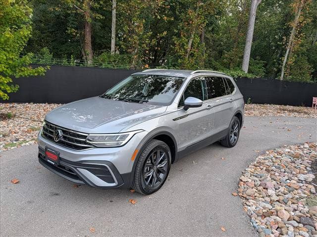 Used 2022 Volkswagen Tiguan SE AWD/4WD image 1